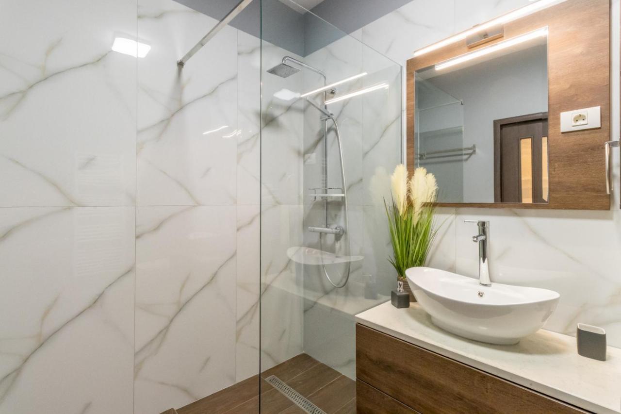 Modern Downtown Apartment Клуж-Напока Екстериор снимка